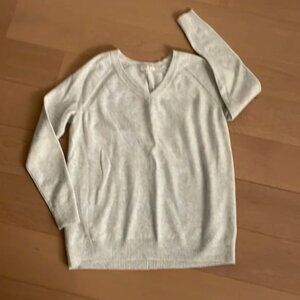 Beautiful grey oversized v-neck sweater from Gap